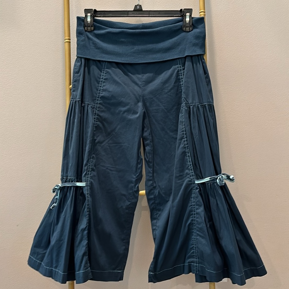 Matilda Jane adorable wide capri length with gathered seams and side ties.
